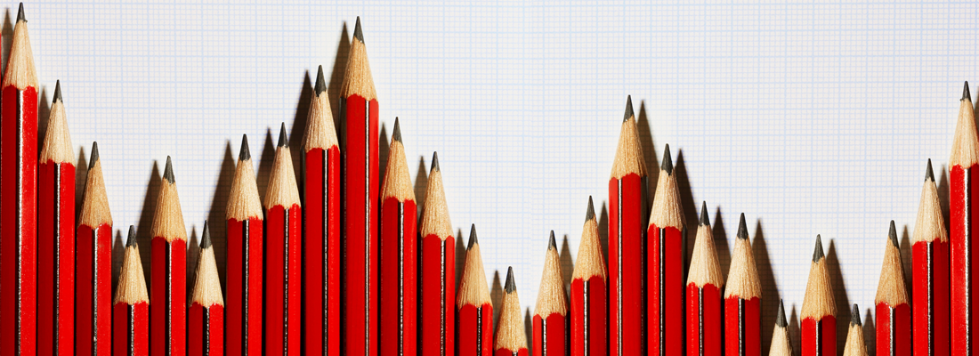 Kırmızı kalemlerden oluşan bir sütun grafiği