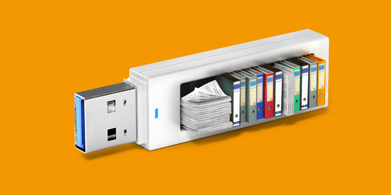Kitaplar, dosyalar ve klasörlerle dolu bir USB bellek